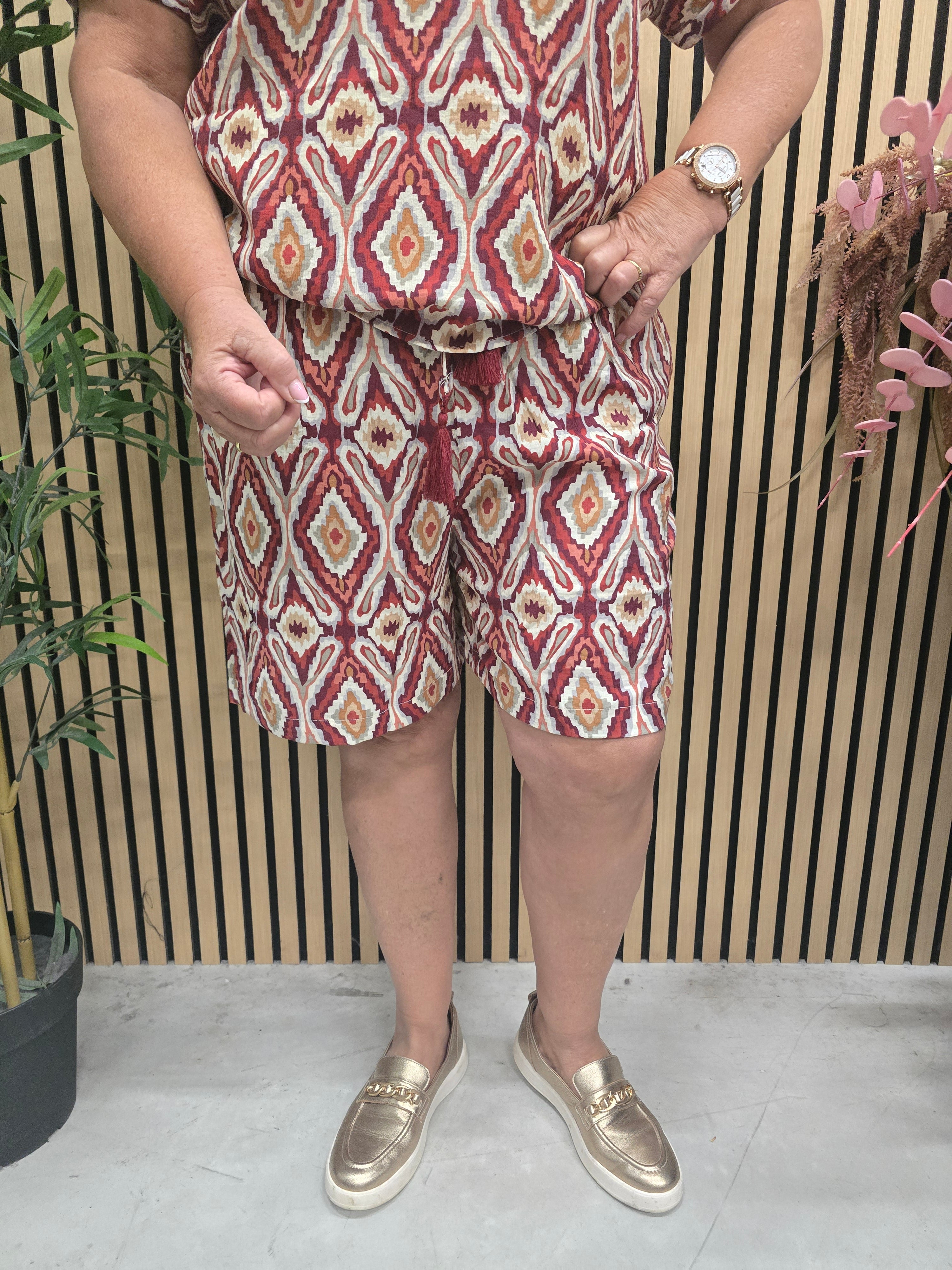 Short Carmikasi Print Abstact Brick Red