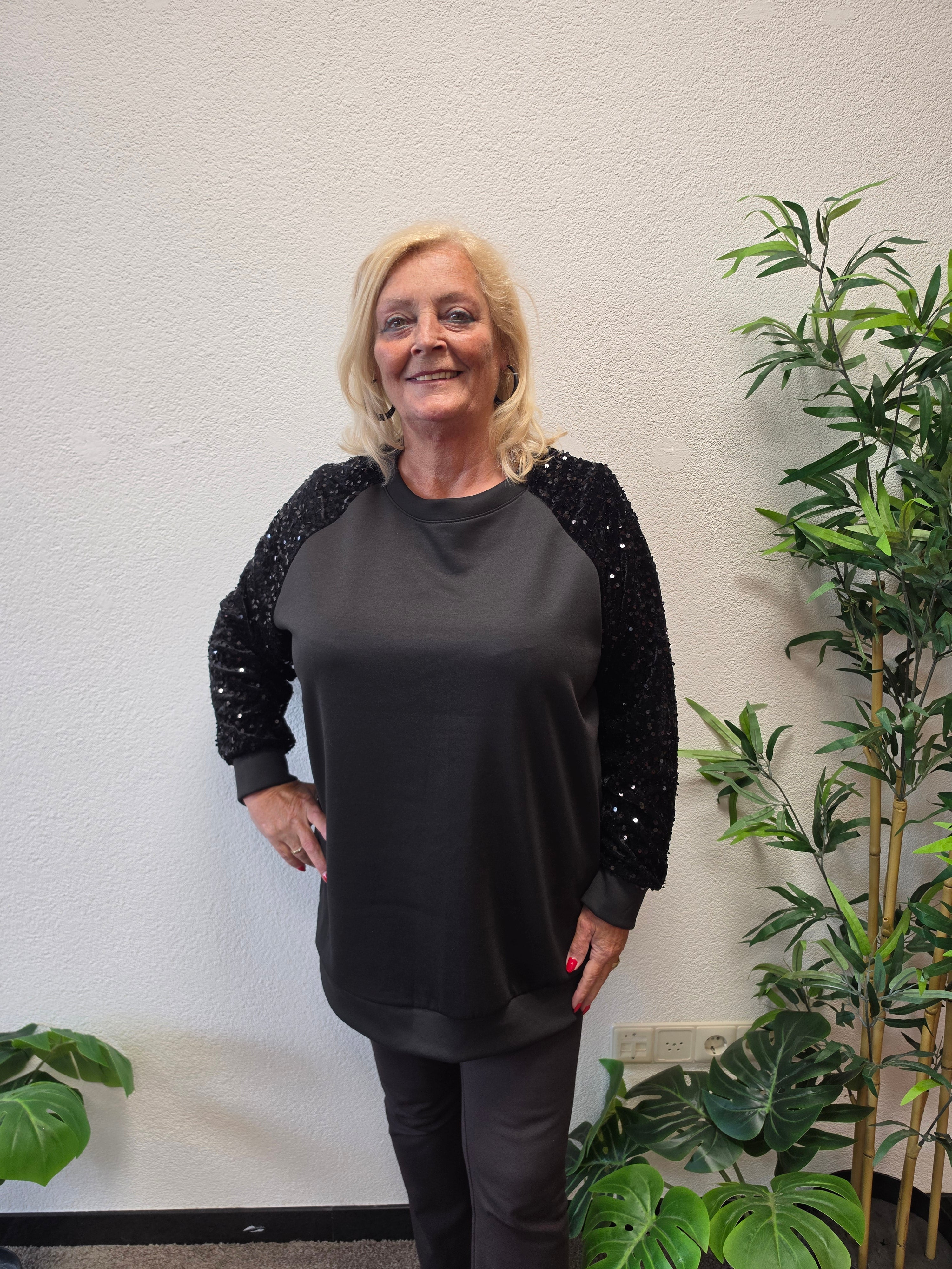 Sweat Trui met Paillet mouw Zwart t/m 48